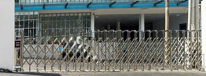 sản xuất cổng xếp tự động inox 201